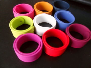 Pink / Green / Red / Blue Custom Rubber Silicone Bracelets Wristbands For Kids