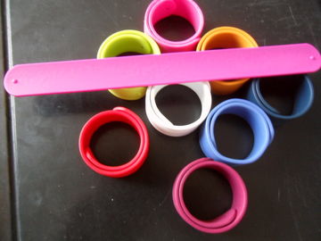Pink / Green / Red / Blue Custom Rubber Silicone Bracelets Wristbands For Kids