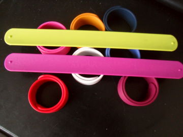 Pink / Green / Red / Blue Custom Rubber Silicone Bracelets Wristbands For Kids